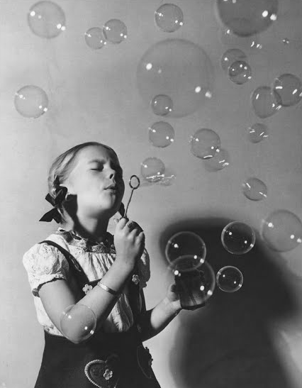 "Nunca perseguí la gloria
ni dejar en la memoria
de los hombres mi canción;
yo amo los mundos sutiles,
ingrávidos y gentiles
como pompas de jabón.
Me gusta verlos pintarse
de sol y grana, volar
bajo el cielo azul, temblar
súbitamente y quebrarse".
Antonio Machado