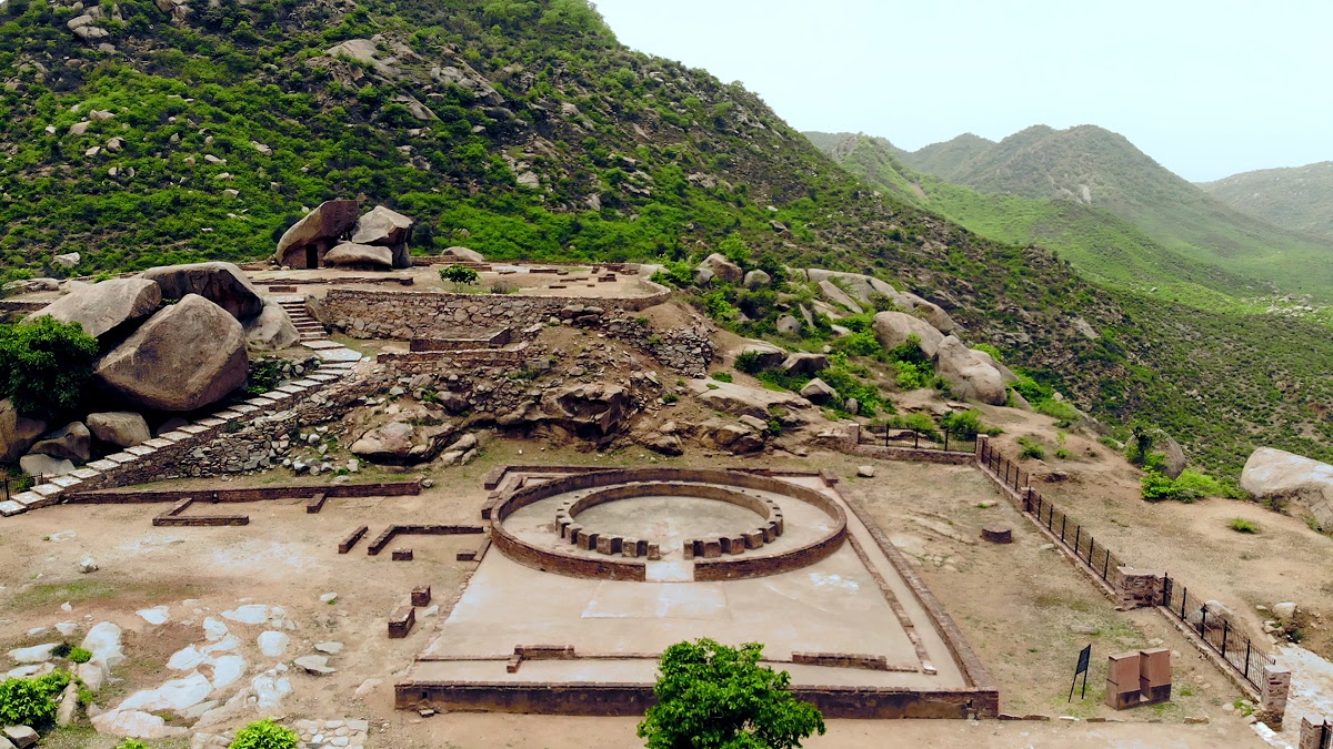PitaTour's tweet photo. #Viratnagar in #Rajasthan is a hidden gem with a thriving legendary past. The #Mahabharata is where Viratnagar's history begins. The Pandavas chose this city as their residence during the final year of their exile when they were searching for a place to hide.

#pita
#indiatravel https://t.co/Fuka0wI829