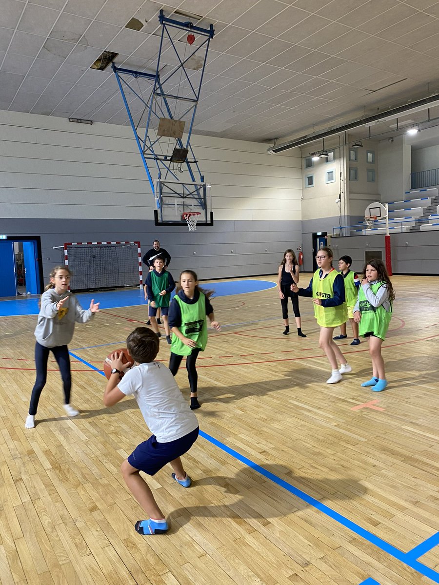CdosHteLoire's tweet photo. 📯Journée olympique 2022 pluvieuse, journée olympique 2022 heureuse avec le CD USEP au Puy 😁

📌 200 jeunes des écoles primaires Génération 2024 ont découvert les activités proposées par les 14 comités sportifs.

#JournéeOlympique #Défi2024m #JeBougePourLaPaix
@FranceOlympique https://t.co/du3BNCeaZN