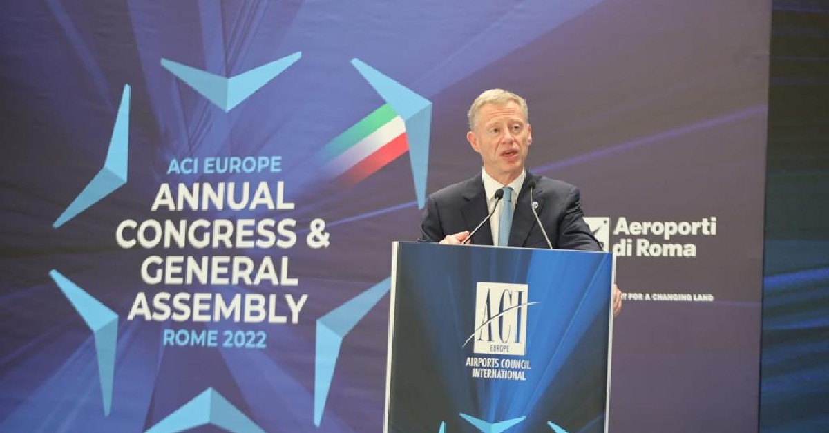 LondonCityAir's tweet photo. Our CEO Robert Sinclair providing an exclusive preview of Project Napkin which will report this summer on how ZEF can be achieved in the UK by 2040 at @ACI_EUROPE annual congress &amp; general assembly in Rome.

 #ACIRome2022 https://t.co/vL65yDkLZ4