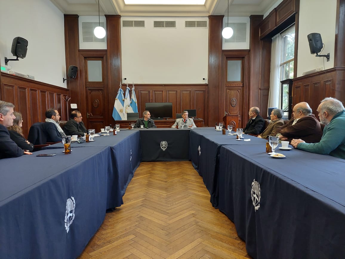 JHSaabUNT's tweet photo. 1- Acompañé al señor Rector Sergio Pagani en la reunión con el presidente del @CAM_TUCUMAN Daniel Posse, junto a docentes y autoridades de unidades académicas, para proponer la incorporación de ese organismo al Consejo Social que se creó en nuestra UNT. https://t.co/cpTni0RXWJ