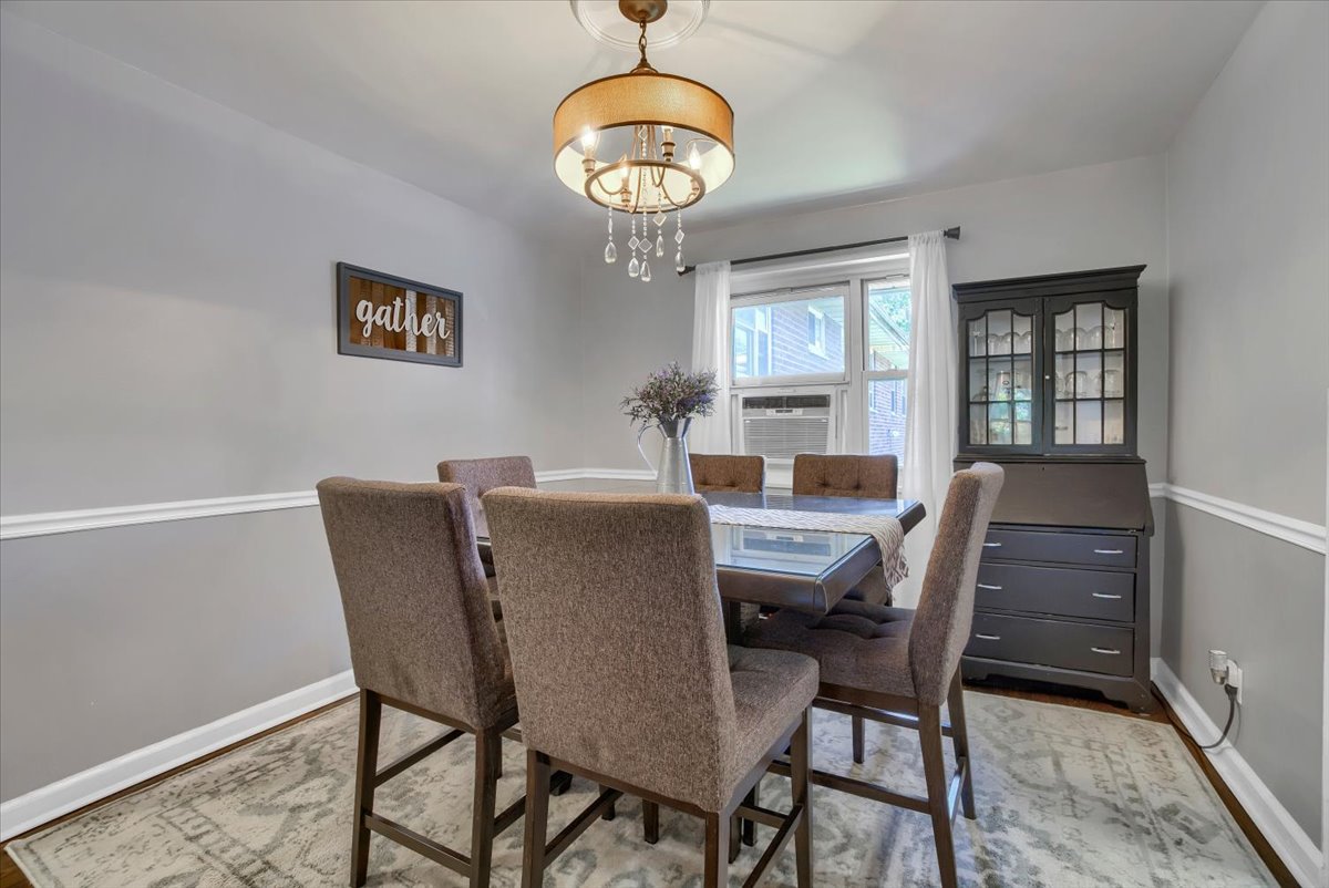 wlipscomb's tweet image. OPEN HOUSE 6/25 1:30pm-3:30  for  impeccably maintained, updated 1 Bedroom, 1 Bath Co-op in Yonkers with assigned parking available and additional storage. Nobody lives above you in this 2nd floor apartment located within . . . 

bit.ly/3ybq0Qw