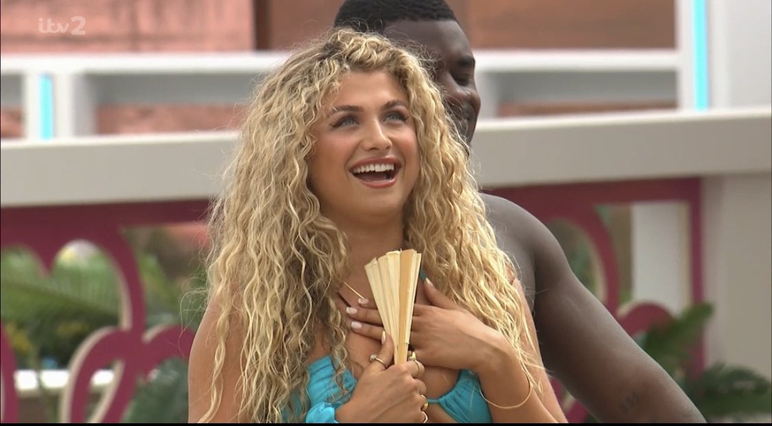 funkyfanss's tweet photo. I think Antigoni needs a funky fan 👀 #LoveIsland #LoveIsland2022 https://t.co/f4uNreuUPB