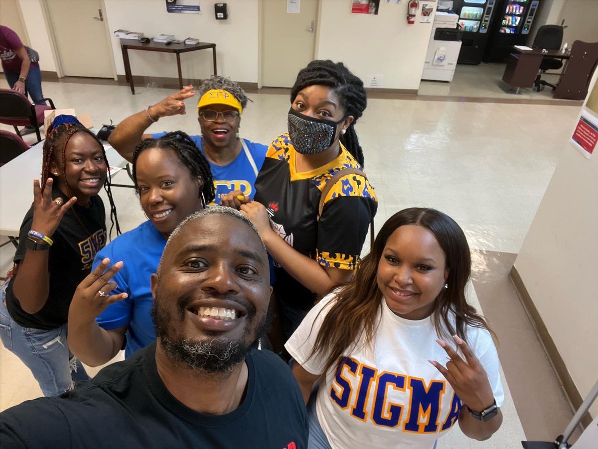 salimadofo's tweet photo. Shout out to the lovely ladies of Sigma Gamma Rho Sorority Inc. for your service. We were able to put together 200 care packages for the Harriet Tubman Women’s Shelter with our #FeedTheHood Project. 

@PhiSigma1938 @SGRho https://t.co/6ye1gSp8YP
