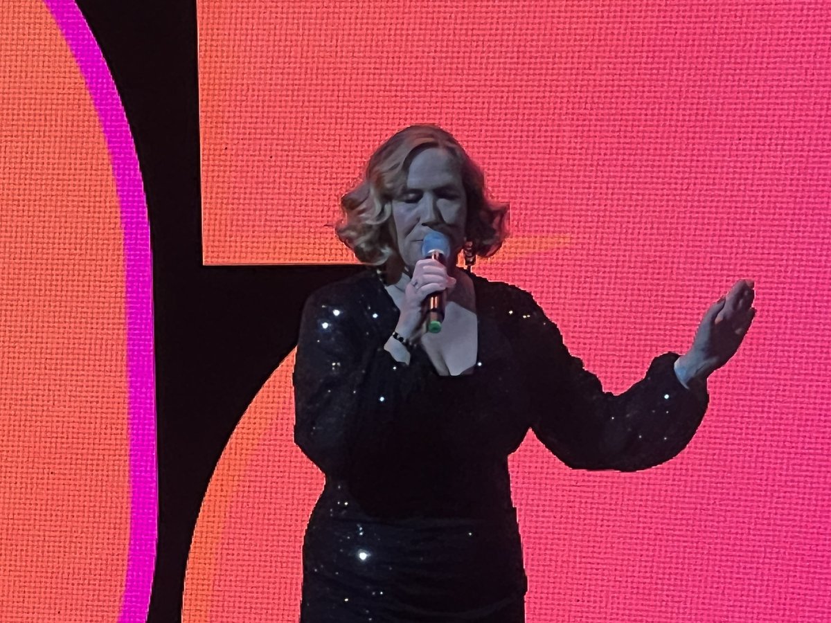 rolandsmythcms's tweet photo. .@BoogsTweets and @arlenestuartuk kicking off the long-awaited #return of the all-amazing #ForthAwards2022 at @theusherhall @forthone https://t.co/4J7B5rFXcz