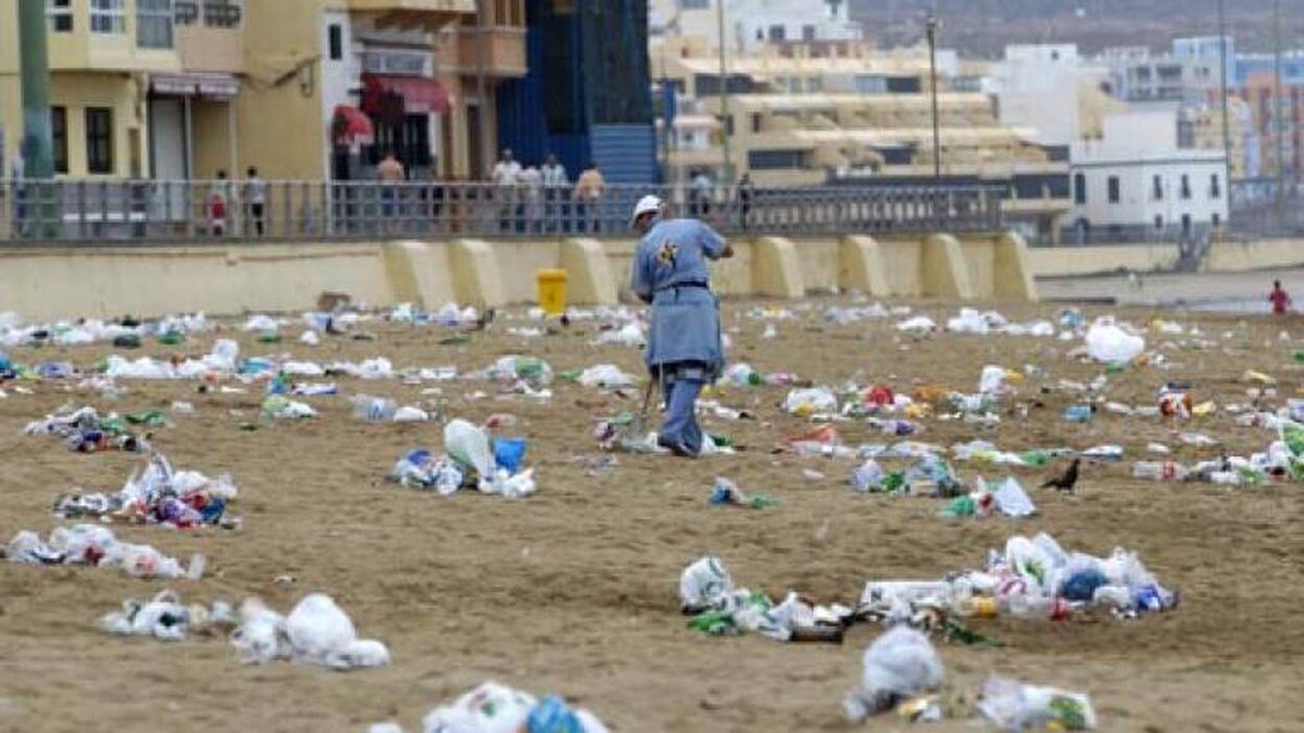 Si vas a la playita esta noche llévate la basura que generes, no la dejes en la arena hediondo/a.
No hagas que la noche más bonita del año se convierta como siempre en la mañana más fea.