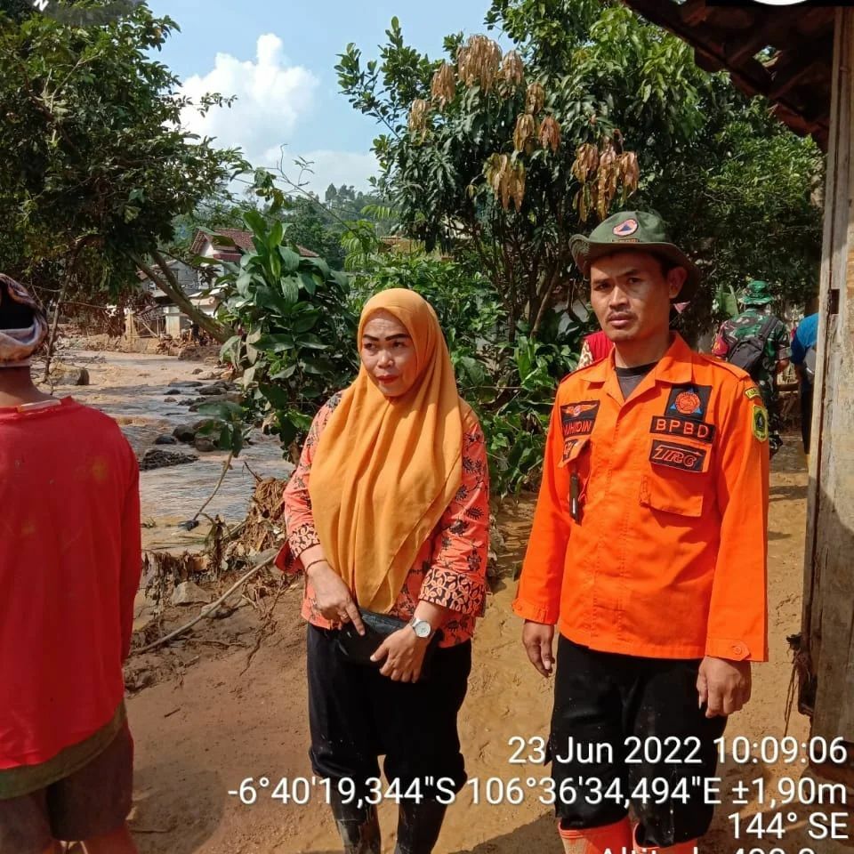 PusdalopsKab's tweet photo. pada hari Kamis, 23 Juni 2022, TIM TRC BPBD Kabupaten Bogor melakukan Assesment Kejadian Bencana Banjir Bandang yang terjadi pada hari Rabu, 22 Juni  2022 Pukul 19.30 WIB, yang berlokasi Kp. Cisarua Rt. 01,02,03,04,05/06, Rt. 01/05 Desa Purasari Kecamata… https://t.co/6fDm5X6j1r https://t.co/2dK8v6lpXO