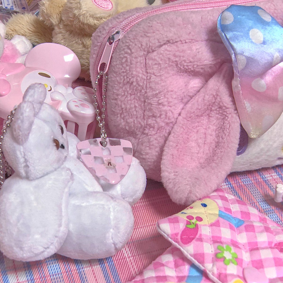 지금, 레진 작가님의 키링을 서포터즈로 제공받았어요!>_< 곰돌이+핑크 체커보드 조합은 진짜 최고....💗 진짜진짜 귀여워요•••