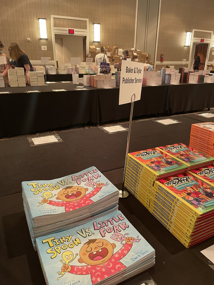 gillianmcdunn's tweet photo. And thatβs a wrap on #ci10 β¦ had so much fun spending time with author and bookseller friends that I didnβt take enough pictures! Hope we can all be together again soon! @Leeseray @KarenMusings @MegCannistra https://t.co/uVarRTLOv6