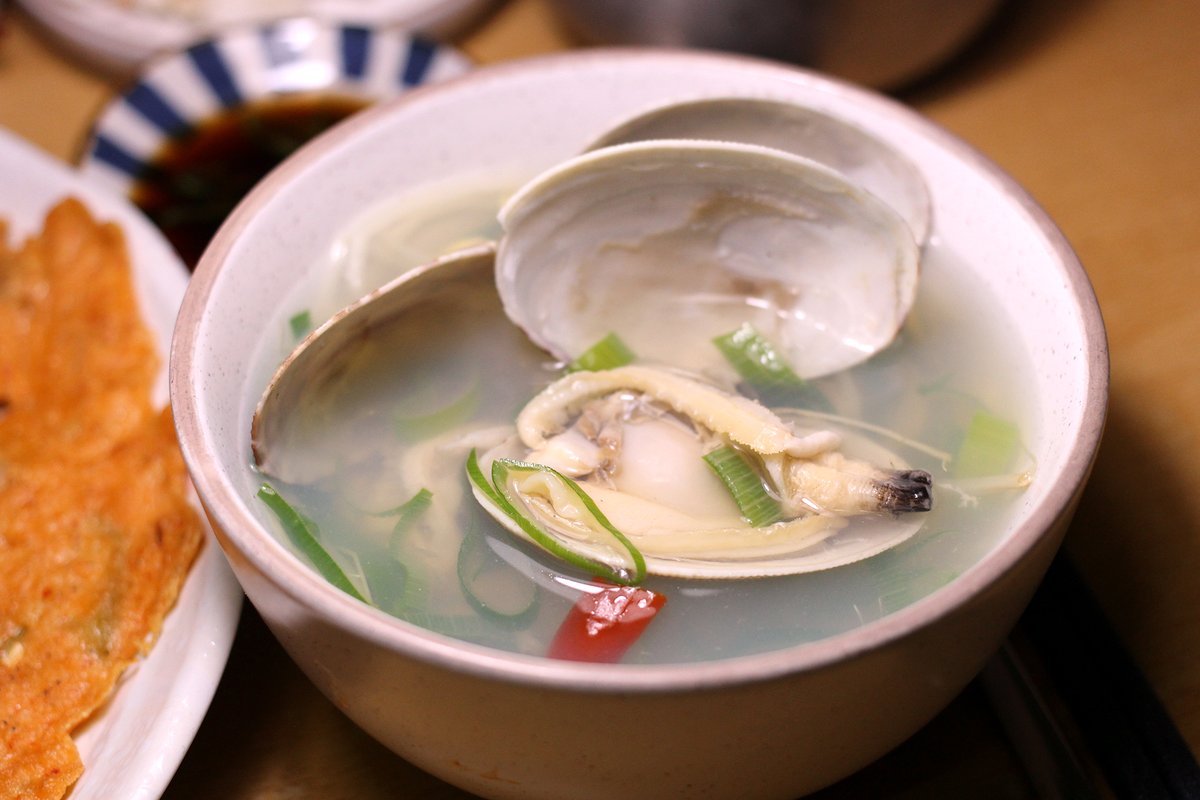 mapo_nongsusan's tweet photo. 가뭄에 단비가 시원하게 내립니다..
이런날 김치부침개 없으면 섭하지요.,
김치 한줌 송송송 땡초 둘 송송송
오징어 돼지고기 송송송.,
부침가루 하나 물도 하나
얼음 서너개 퐁퐁퐁,.
바삭하게 지져서는 초간장을 콕..
막걸리 한병 뚝딱 행복입니다. ,
밥 챙겨먹어요..
행복하세요,.저도 행복할게요.. https://t.co/xwaPJS58fA
