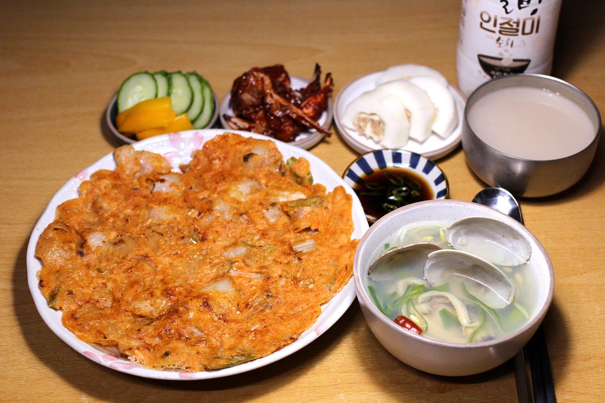 mapo_nongsusan's tweet photo. 가뭄에 단비가 시원하게 내립니다..
이런날 김치부침개 없으면 섭하지요.,
김치 한줌 송송송 땡초 둘 송송송
오징어 돼지고기 송송송.,
부침가루 하나 물도 하나
얼음 서너개 퐁퐁퐁,.
바삭하게 지져서는 초간장을 콕..
막걸리 한병 뚝딱 행복입니다. ,
밥 챙겨먹어요..
행복하세요,.저도 행복할게요.. https://t.co/xwaPJS58fA