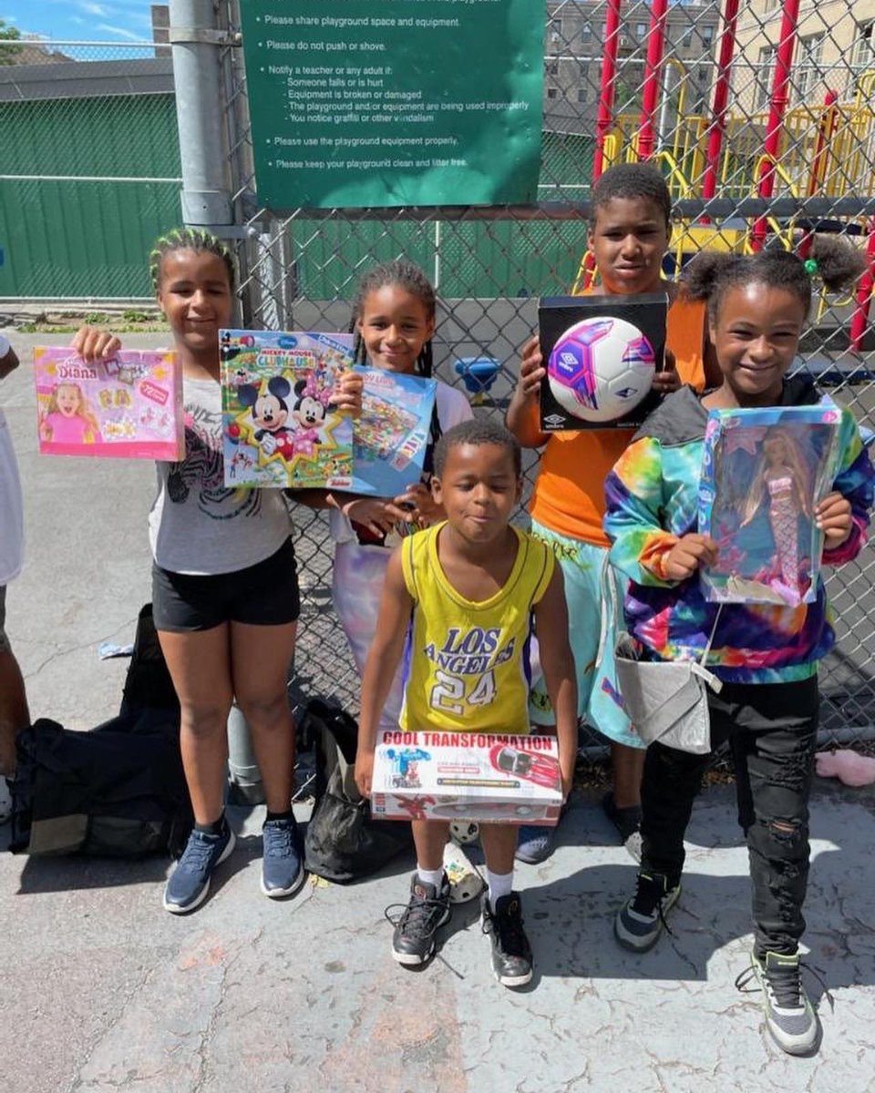 Melissa22579274's tweet image. My Juneteenth event was successful 💖🙏🏽 More than 500 meals, 1000 diapers, feminine products, hygiene products, shoes, clothes, weave, hair and sooooo much more was given out today! My favorite part is I took it back to the South Bronx where it all started. 💖🙏🏽😊