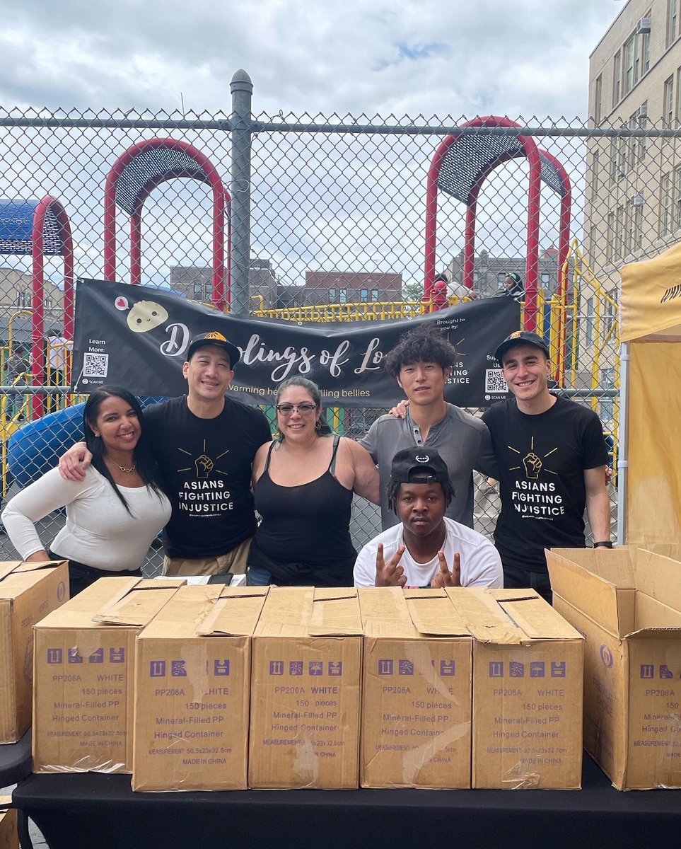 Melissa22579274's tweet image. My Juneteenth event was successful 💖🙏🏽 More than 500 meals, 1000 diapers, feminine products, hygiene products, shoes, clothes, weave, hair and sooooo much more was given out today! My favorite part is I took it back to the South Bronx where it all started. 💖🙏🏽😊