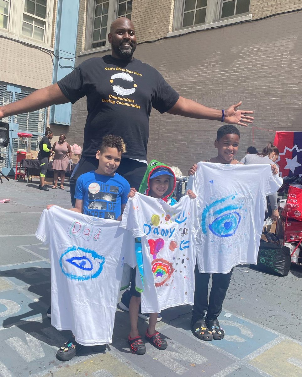 Melissa22579274's tweet image. My Juneteenth event was successful 💖🙏🏽 More than 500 meals, 1000 diapers, feminine products, hygiene products, shoes, clothes, weave, hair and sooooo much more was given out today! My favorite part is I took it back to the South Bronx where it all started. 💖🙏🏽😊