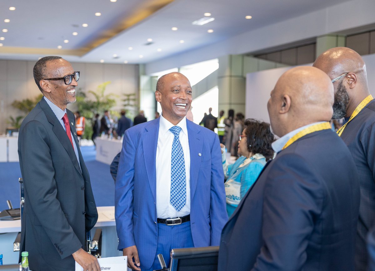 UrugwiroVillage's tweet photo. President Kagame joined HRH Prince Charles and other leaders from the Commonwealth at Intare Arena for the Commonwealth Business Forum (CBF) Heads of Government and CEO’s Roundtable. #CHOGM2022 https://t.co/e1jXMy6vGP