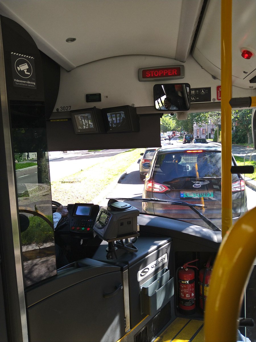 G0ril's tweet photo. Kjører 20-bussen til endestoppet Galgeberg. Masse biler som hindrer bussen i å komme fram. Håpløst hvis dette skjer ofte. https://t.co/Wf0DSJe7W7