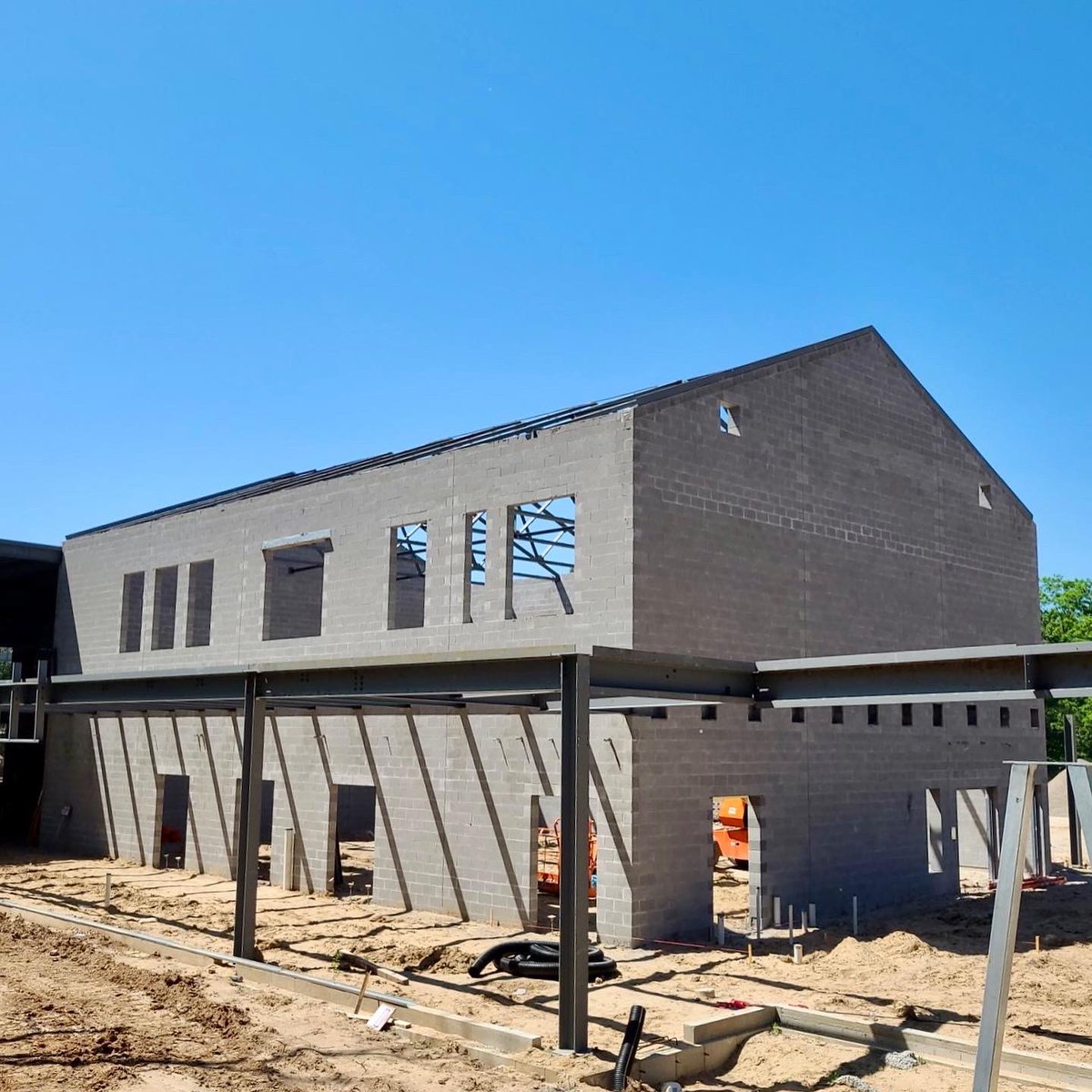 As construction continues to go quickly and smoothly at our D.A. Blodgett - St. John’s campus, we are really starting to see the new building take shape!
 
Thank you <a href="/ErhardtCC/">Erhardt Construction</a>! 
 
#constructionupdate #dabsjstrongertogether #togetherforkids