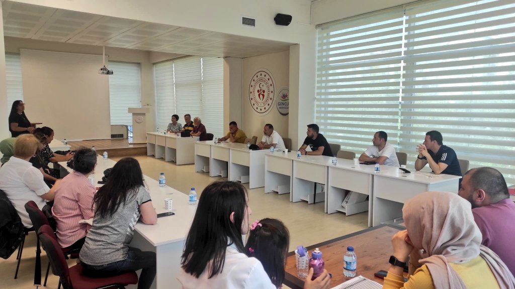 GSB_CerenDSGM's tweet photo. Yaz dönemine giriş yaparken sırada merkezimizin kıymetli eğitmenleri ile hazırlık ve programlarımızın değerlendirme toplantımız var... Dolu dolu bir yaza hazır mıyız💥 Biz çok 💪🏻👍🏻 #MerkezimdeBuYaz 🌸 https://t.co/pL4yJ8kI7h