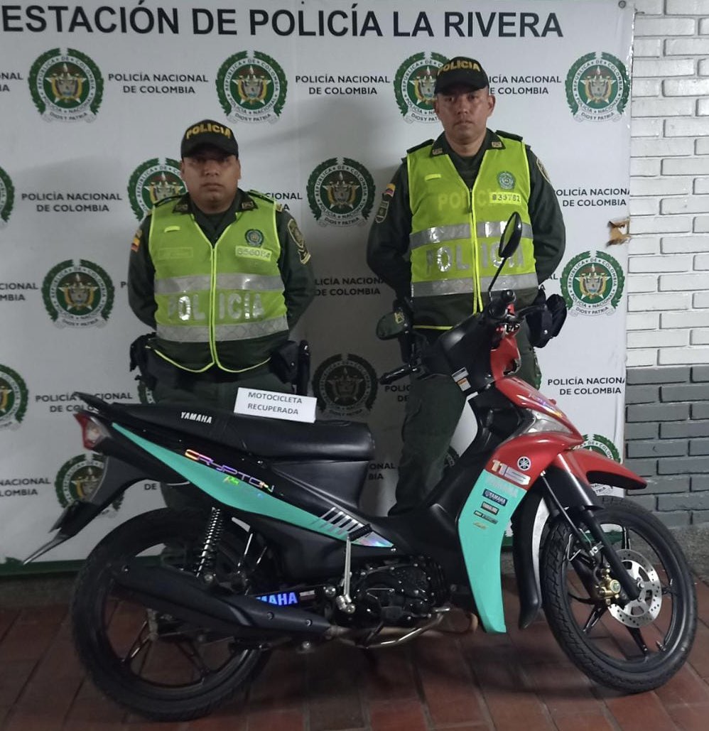 CWMasNoticias's tweet photo. Uniformados logran recuperar una motocicleta en el barrio #Salomia de #CaliCo, en sus labores de patrullaje se percatan de una motocicleta abandonada, al verificar sus antecedentes figura como hurtada, será dejada a disposición de la autoridad solicitante

Vía @PoliciaCali https://t.co/7HnT4IhHHr