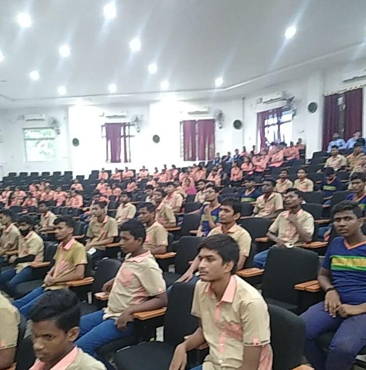 NCCDteOdisha's tweet photo. #NationalCadetCorps
#Agnipath
#BharatkeAgniveer
Lecture on Agniveer and career opportunities in Indian Army was delivered by Col Naveen, ARO, Gopalpur to 180 NCC Cadets at Behrampur today. 
@GovernorOdisha
@Naveen_Odisha
@HQ_DG_NCC
@DHE_Odisha https://t.co/q5zvmmly3v