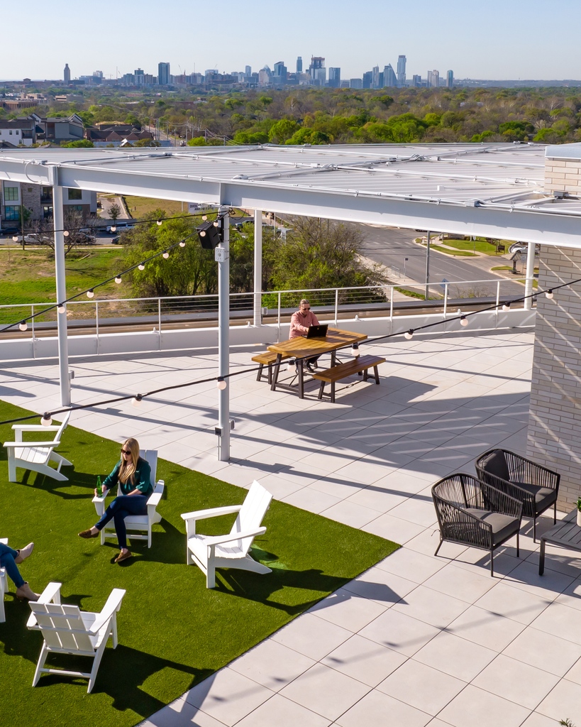 sabrecommercial's tweet photo. This *completed* rooftop patio addition project above the @Shipstation at the Grove has us glad it’s Friday Eve! 🌇

#SabreBuilt #RooftopPatio #AustinConstruction #GeneralContractor #CommercialConstruction #builtbySabre #Shipstation #ATXconstruction https://t.co/PdzYIY5Miz