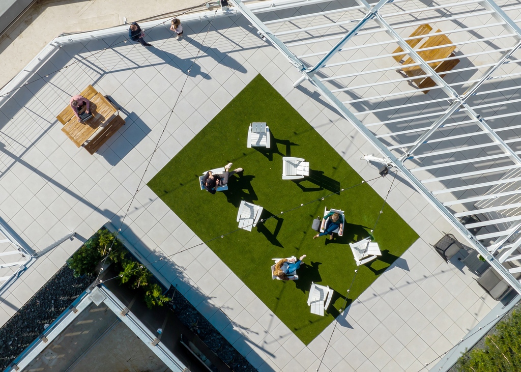 sabrecommercial's tweet photo. This *completed* rooftop patio addition project above the @Shipstation at the Grove has us glad it’s Friday Eve! 🌇

#SabreBuilt #RooftopPatio #AustinConstruction #GeneralContractor #CommercialConstruction #builtbySabre #Shipstation #ATXconstruction https://t.co/PdzYIY5Miz
