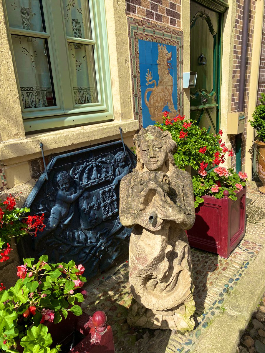 Le patrimoine de #Bourgogne raconté par ses habitants.

À Bourbon-Lancy, Annie, ex-infirmière devenue guide, nous a raconté sa passion pour la Maison de bois : une maison médiévale à colombages, mémoire de la ville. 🏰
