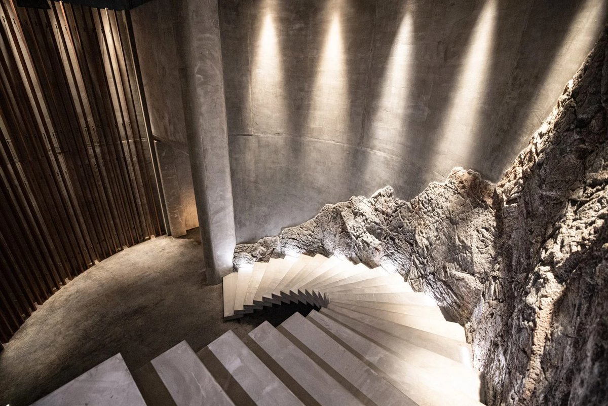 dezeen's tweet photo. Jennifer Morden created an "aspirational" mid-century house with sinister dungeon for @FreshMovie: https://t.co/N2dL7Z1CnL https://t.co/3HuLN2OVHG