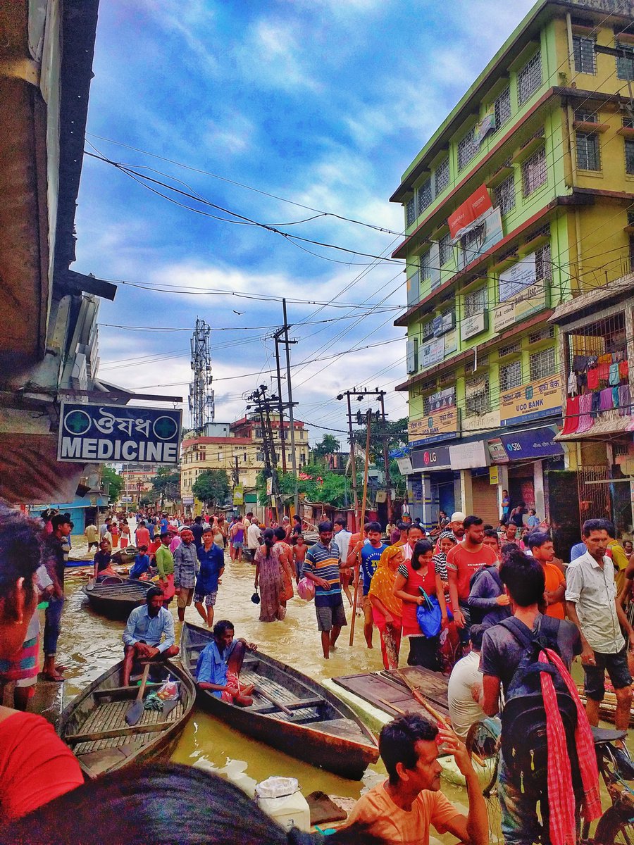 nolimitgaurav's tweet photo. This is College Road of Silchar which is heavily crowded with people. Many people are helpless as they are starving in their houses asking for help. Silchar needs you. Help!!! @himantabiswa @PMOIndia @HMOIndia
#silcharunderwater #BarakValleyUnderWater #Silchar #AssamUnderWater https://t.co/3ACUj5vcw9