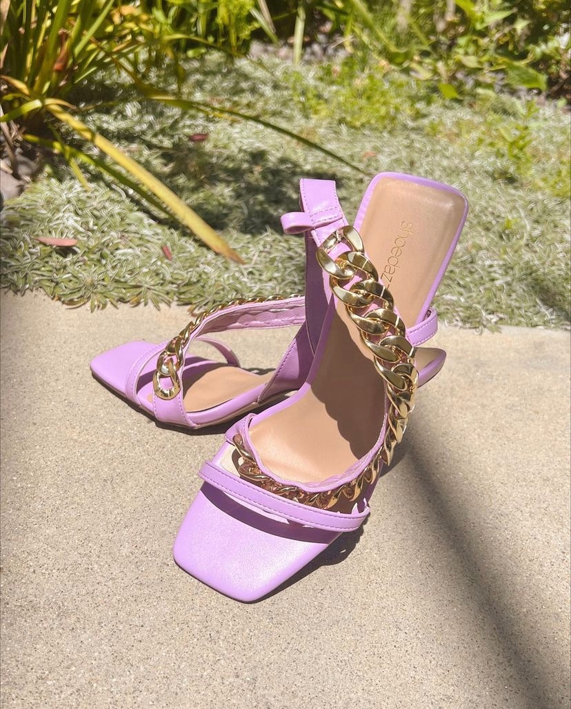 ShoeDazzle's tweet photo. Purple dream queen 💜🔥 @thechristinequinn
#StyledinSD
Shop the Jarah Heeled Sandal --> https://t.co/BzbX0eTLvk https://t.co/9ZsP1OgFwy