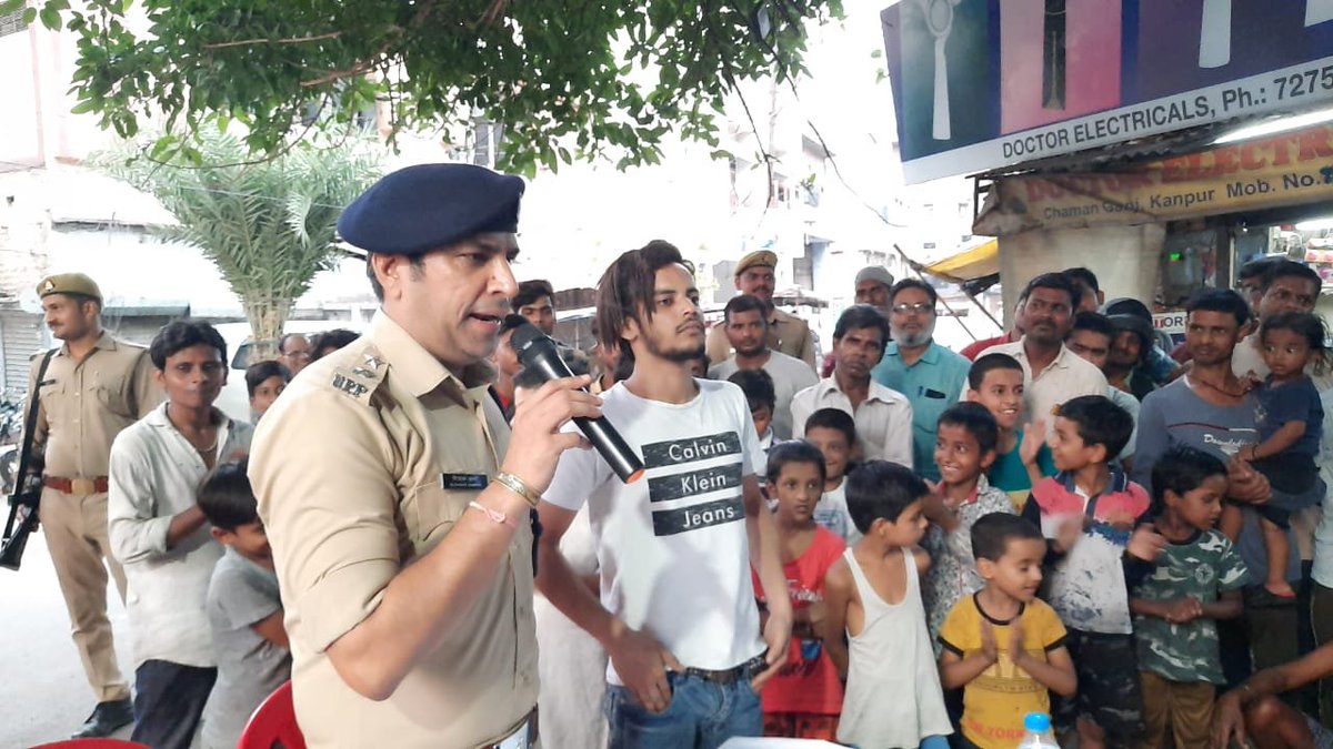 kanpurnagarpol's tweet photo. सद्भावना.. सौहार्द.. सतर्कता..
     #POLICE_COMMISSIONERATE_KANPUR_NAGAR के  थाना चमनगंज क्षेत्र में एसीपी सीसामऊ @knr_co द्वारा मोहल्ला मीटिंग की गई.. @Uppolice https://t.co/eGl2jnroO4