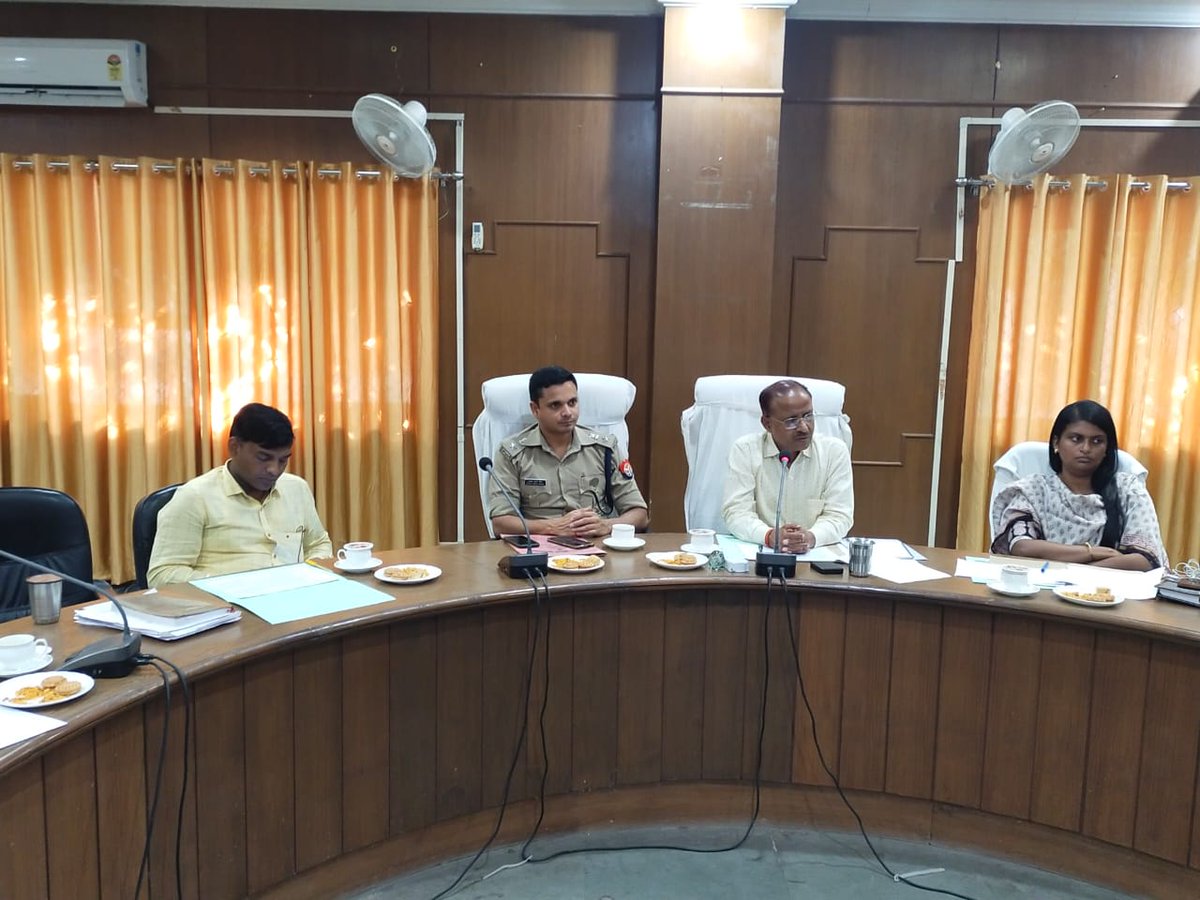fatehgarhpolice's tweet photo. जिलाधिकारी एवं पुलिस अधीक्षक @Ashokips68rr द्वारा कलेक्ट्रेट सभागार में व्यापारी बन्धुओं के साथ मीटिंग कर उनकी समस्याओं को सुनकर उनके निराकरण हेतु दिशा निर्देश दिए गये। https://t.co/o6yR37YIhO