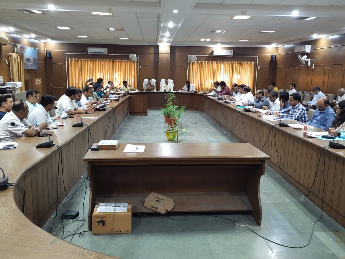 fatehgarhpolice's tweet photo. जिलाधिकारी एवं पुलिस अधीक्षक @Ashokips68rr द्वारा कलेक्ट्रेट सभागार में व्यापारी बन्धुओं के साथ मीटिंग कर उनकी समस्याओं को सुनकर उनके निराकरण हेतु दिशा निर्देश दिए गये। https://t.co/o6yR37YIhO