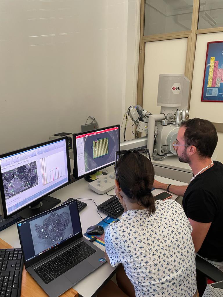 Today we analyzed at the FE-SEM <a href="/CISUP1/">CISUP</a> a new HED breccia with Louna Perez, a visiting student from the ENSG Nancy. 
<a href="/ianninistefano/">Stefano Iannini Lelarge</a> 
<a href="/luigi_folco/">luigi</a> 
<a href="/MatteoMasotta84/">Matteo Masotta</a> 
<a href="/DstUNIPI/">DST Università di Pisa</a> 
#HED #meteorite #vesta #microscopy #SEM