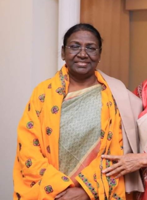 NDA की तरफ से राष्ट्रपति पद की उम्मीदवार द्रौपदी मुर्मू जी आदिवासी मीणा समाज की फेमस प्रचलित व समाज की संस्कृति का हिस्सा #पिली_लुगड़ी में.
हमारी तरफ से ढेर सारी शुभकामनाएं 💐