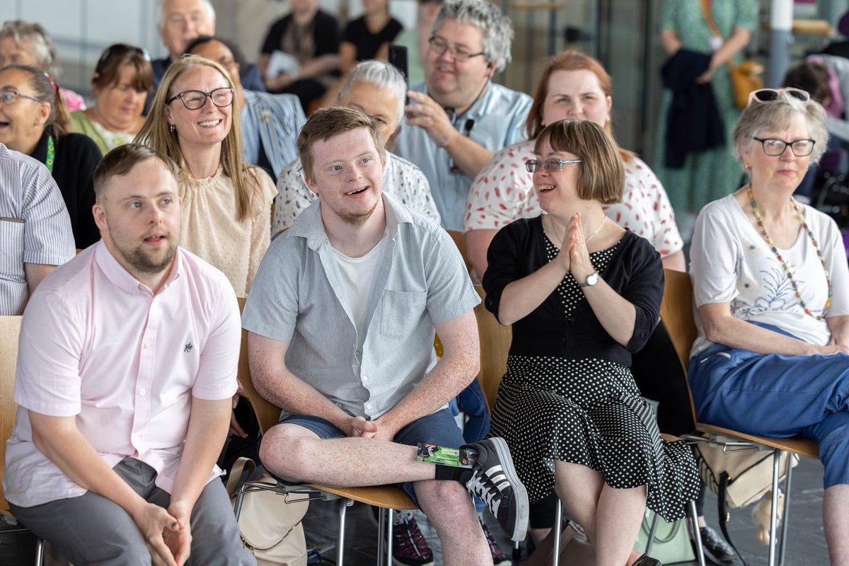 Roeddem yn falch iawn o weld pobl ifanc o <a href="/mencapmon/">Mencap Mon</a> yn y Senedd yng Nghaerdydd yn gynharach wythnos yma fel rhan o Wythnos Anabledd Dysgu 2022.

Roedd y digwyddiad yn lansiad partneriaeth rhwng <a href="/MencapCymru/">Mencap Cymru</a> ac <a href="/ITVWales/">ITV Wales News</a> i godi proffil pobl ag anabledd dysgu. 

Da iawn chi gyd!