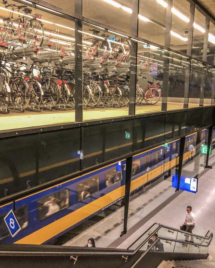 dirkjanjanssen's tweet photo. La salsa secreta de la movilidad holandesa: la conexión fluida entre bici &amp; tren. El auto se vuelve superfluo.

📷 @modacitylife https://t.co/hRK7buovTg