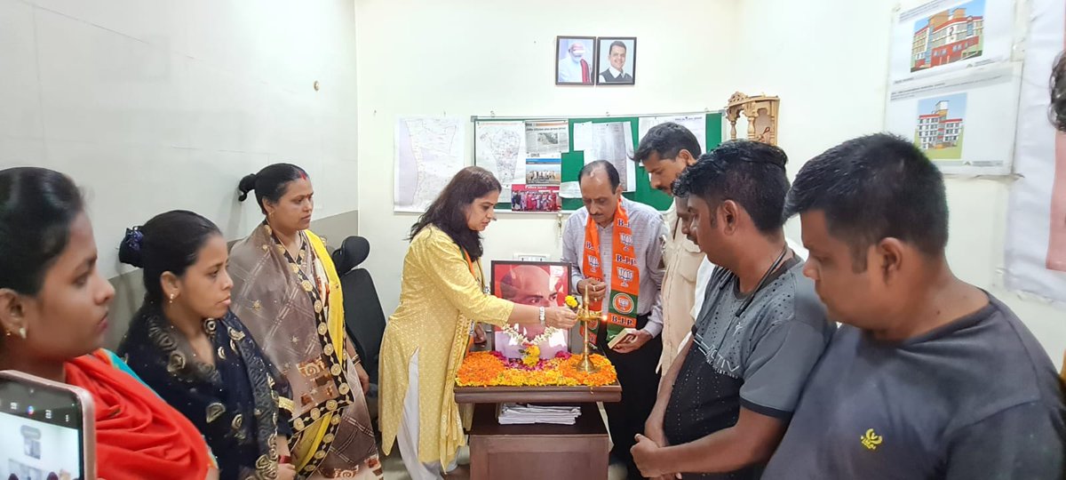 BJP4Mumbai's tweet photo. डॉ. श्यामा प्रसाद मुखर्जी यांच्या बलिदान दिवसानिमित्त प्रभाग क्र.६९ येथे नगरसेविका @renu_hansraj यांच्यासह इतर पदाधिकाऱ्यांनी  प्रतिमेला पुष्पहार अर्पण करून अभिवादन केले. https://t.co/T5tWCCBUl2