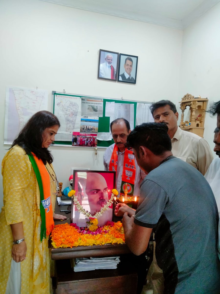 BJP4Mumbai's tweet photo. डॉ. श्यामा प्रसाद मुखर्जी यांच्या बलिदान दिवसानिमित्त प्रभाग क्र.६९ येथे नगरसेविका @renu_hansraj यांच्यासह इतर पदाधिकाऱ्यांनी  प्रतिमेला पुष्पहार अर्पण करून अभिवादन केले. https://t.co/T5tWCCBUl2