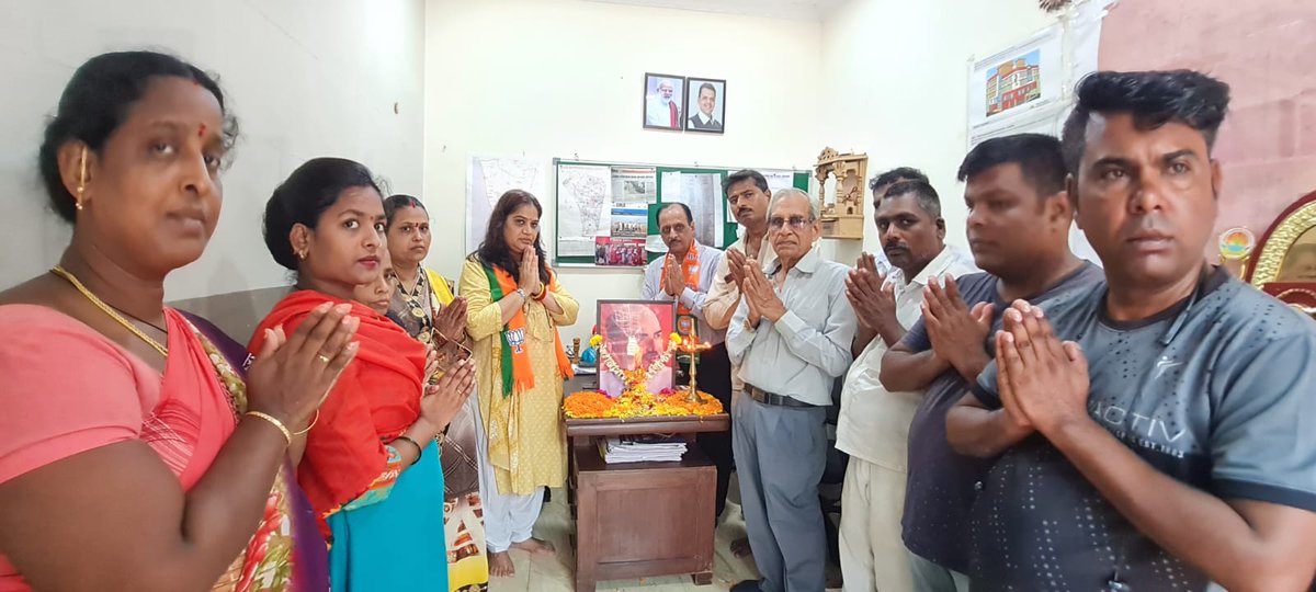 BJP4Mumbai's tweet photo. डॉ. श्यामा प्रसाद मुखर्जी यांच्या बलिदान दिवसानिमित्त प्रभाग क्र.६९ येथे नगरसेविका @renu_hansraj यांच्यासह इतर पदाधिकाऱ्यांनी  प्रतिमेला पुष्पहार अर्पण करून अभिवादन केले. https://t.co/T5tWCCBUl2