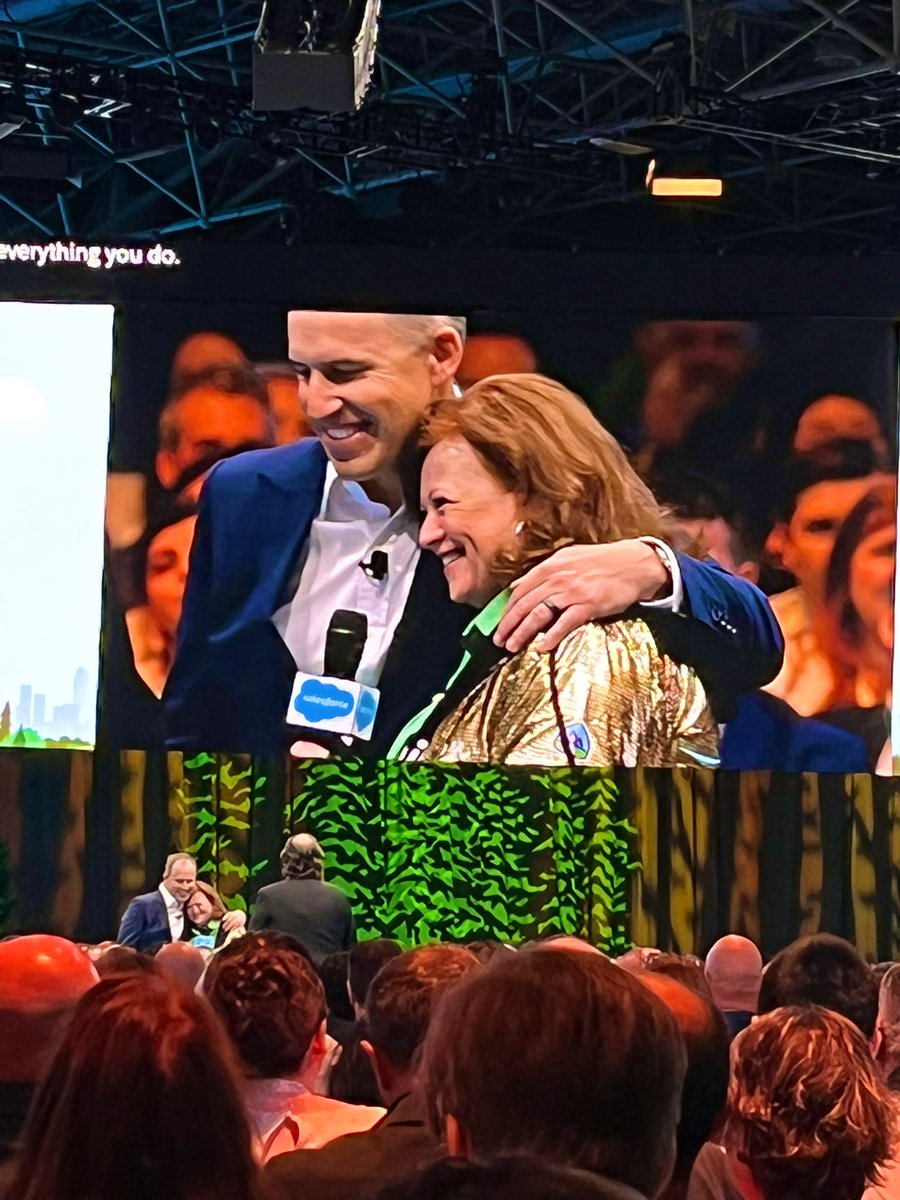 *THE* golden hoodie moment at #SalesforceTour  in NYC! So fun to see our #awesomeadmin community celebrate!! Congrats @GinaMarquesNJ !! #lifewithgoldie