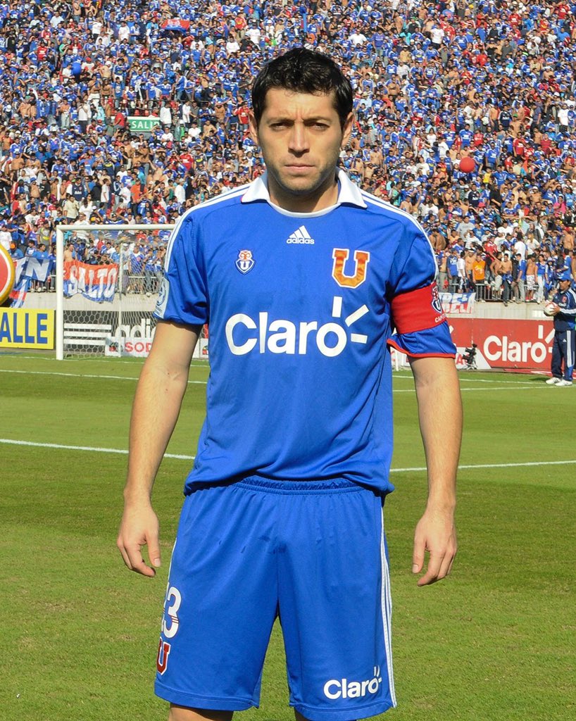 udechile's tweet photo. 468 partidos y 10 títulos con la “Gloriosa” 🔵🔴
Un capitán que levantó varios títulos con esta camiseta 🏆

Saludamos al dueño de la histórica 1️⃣3️⃣ azul!
Feliz Cumpleaños, José Manuel Rojas Bahamondes! 🎂🎉

Que sea un gran día, Pepe querido! 💙 
@pepe13rojas
 
#VamosLaU 🤘 https://t.co/e3kPqrPFYz