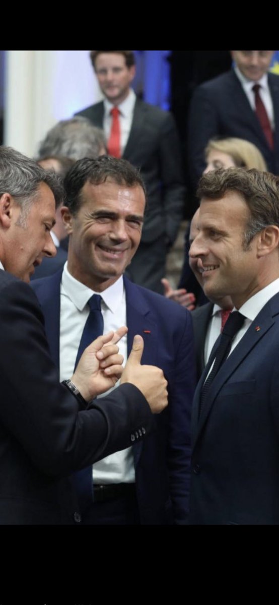 Avec @emmanuelmacron et <a href="/matteorenzi/">Matteo Renzi</a> au Sommet de Leader @Reneweurope Ensemble pour une #Europe souveraine et puissante. Engagés pour une nouvelle communauté politique européenne ! <a href="/PDE_EDP/">European Democrats</a>