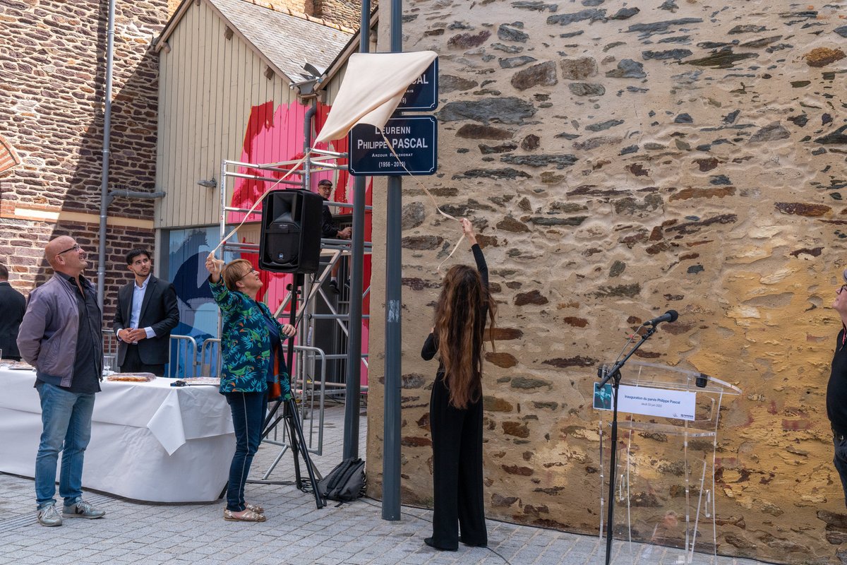 nathalieappere's tweet photo. Inauguration devant la salle de la Cité de la place Philippe Pascal, en hommage au chanteur emblématique de la scène rock post-punk rennaise. Un talent fou, une musique impertinente, une silhouette et un charisme inoubliables qui ont profondément marqué notre ville. https://t.co/beALRcgPDu