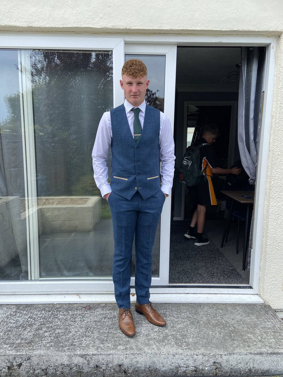 hannahstephens3's tweet photo. @PhilHutchings14 can’t believe you can’t see him #prom https://t.co/e3zvc8wCCJ