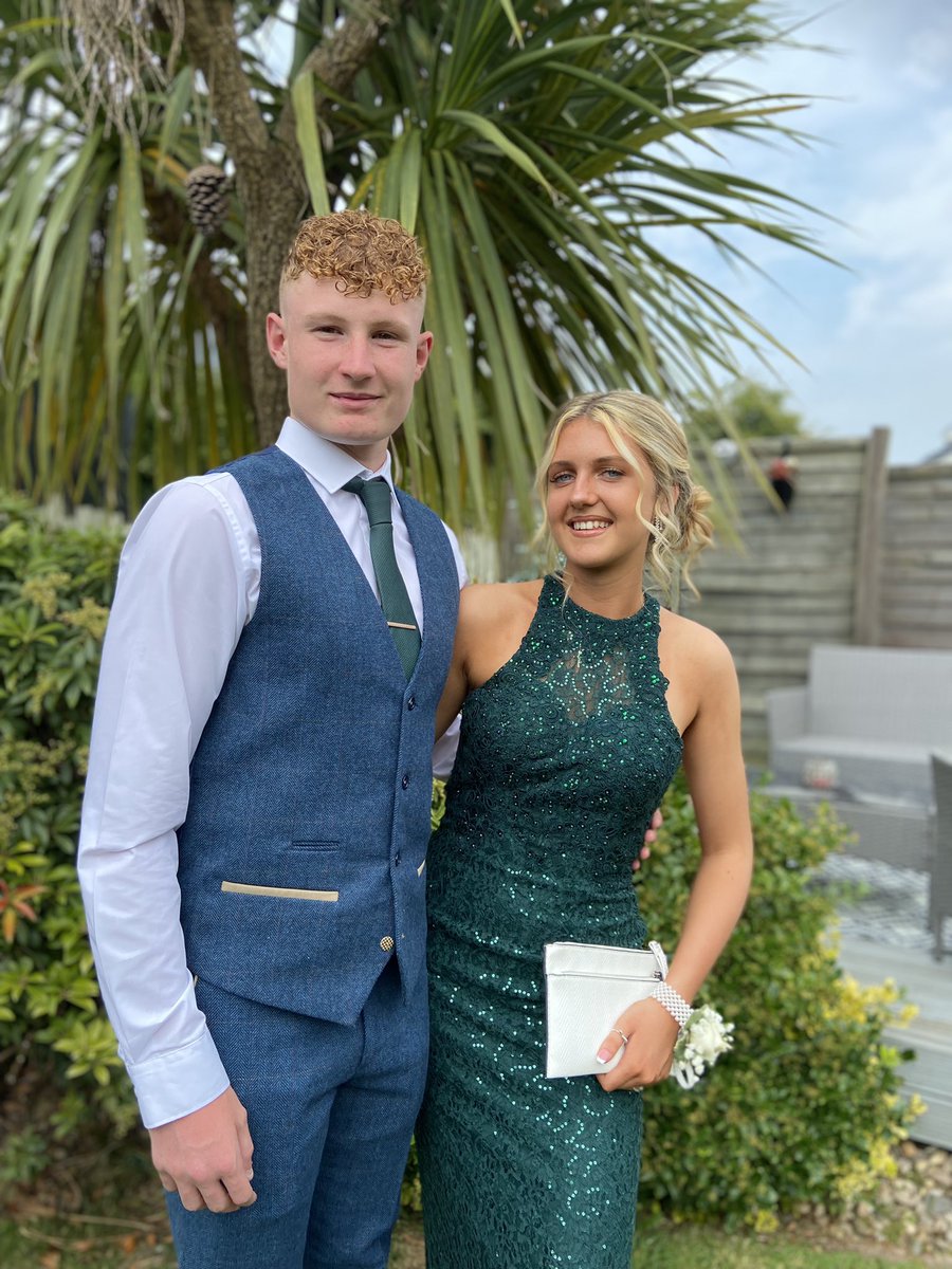 hannahstephens3's tweet photo. @PhilHutchings14 can’t believe you can’t see him #prom https://t.co/e3zvc8wCCJ