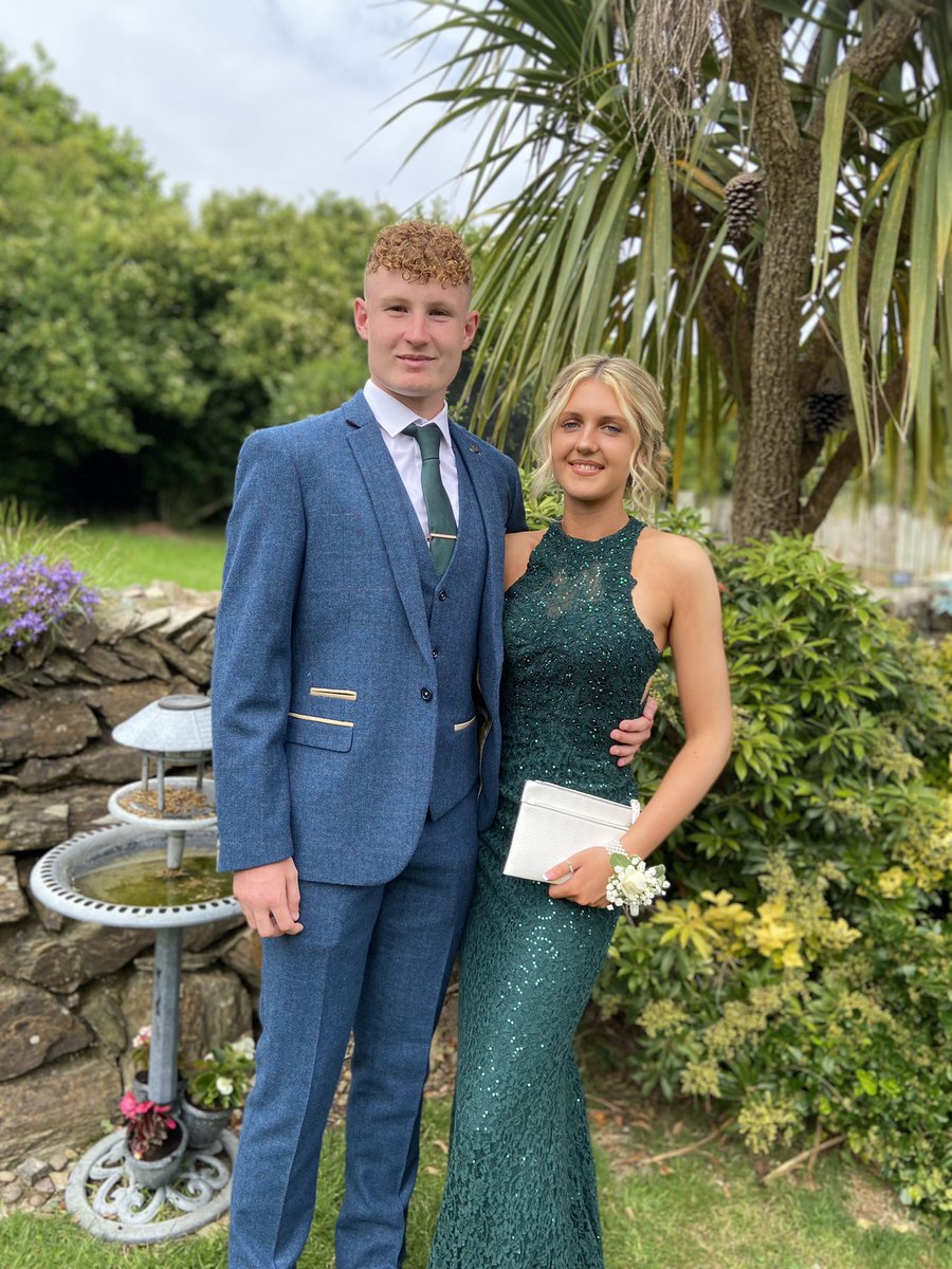 hannahstephens3's tweet photo. @PhilHutchings14 can’t believe you can’t see him #prom https://t.co/e3zvc8wCCJ