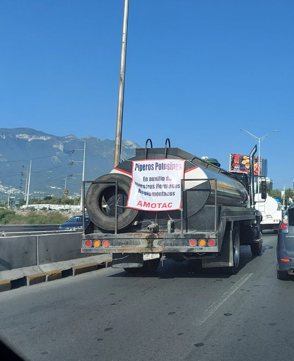 yari_trevino's tweet photo. Ya llegaron los potosinos con su granito de arena, van entrando al área metropolitana #NLSinAgua 
Dios se los recompensará 🙏 https://t.co/Np9LTeOl0o