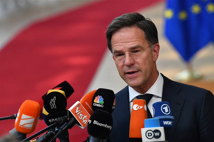 Premier Mark Rutte staat pers te woord bij zijn aankomst bij de Europese Raad in Brussel.