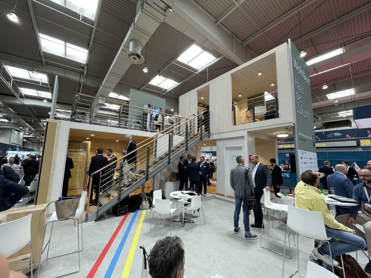 Auch unser #HausDerZukunft haben wir von Hannover nach Berlin extra für den #WohnZukunftsTag transportieren lassen – und bauen es vor Ort für Sie auf! #wzt22

Zum Programm⬇️

wohnzukunftstag.de